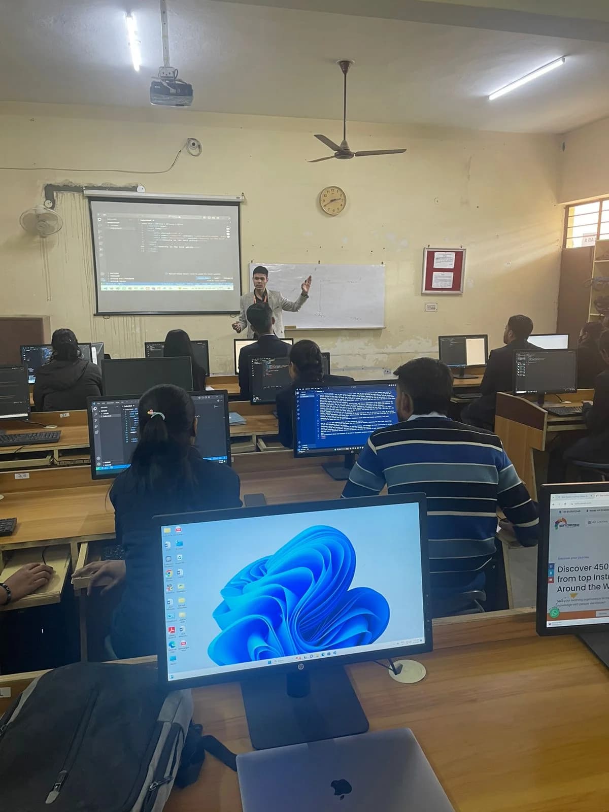 High-Tech IT Lecture Halls & Expert Mentorship